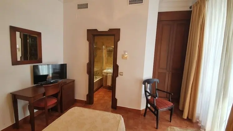 Tek Büyük veya İki Ayrı Yataklı Oda, Şehir Manzaralı