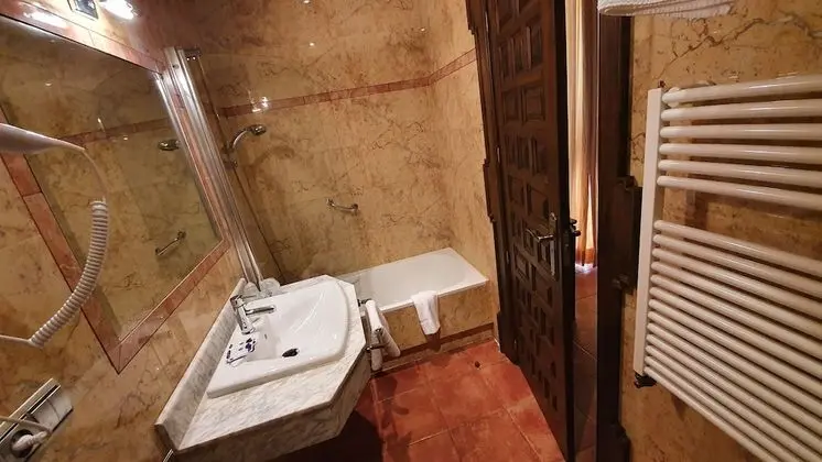 Tek Büyük veya İki Ayrı Yataklı Oda, Şehir Manzaralı