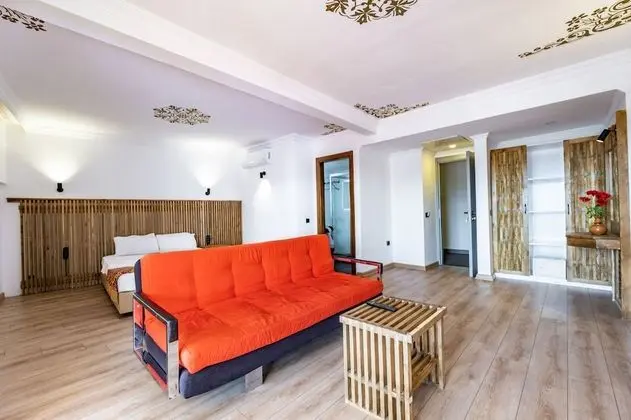 Suite Custom Room