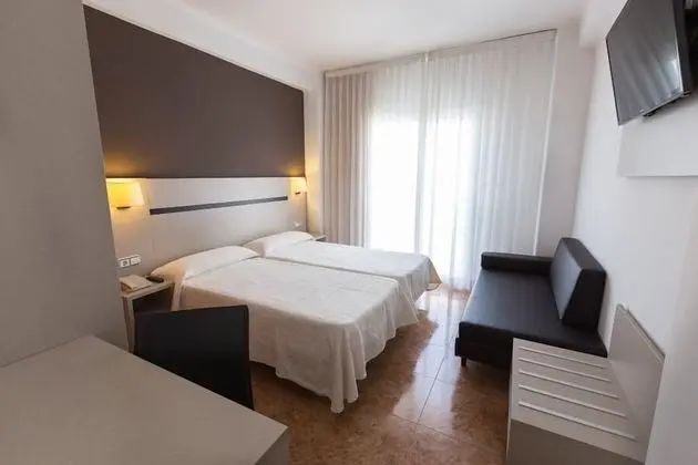 Habitación con 1 cama doble o 2 individuales con balcón