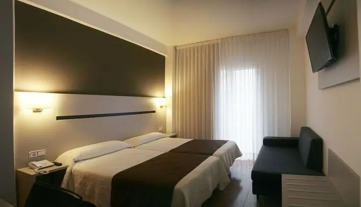 Habitación con 1 cama doble o 2 individuales con balcón