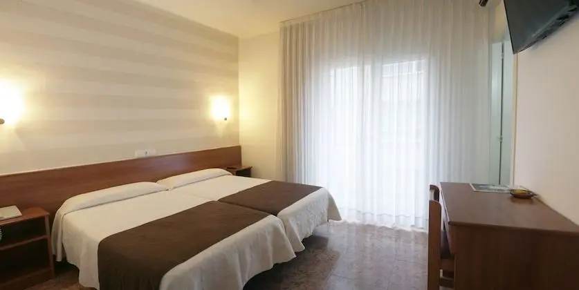 Habitación con 1 cama doble o 2 individuales con balcón