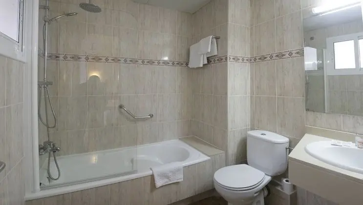 Habitación con 1 cama doble o 2 individuales con balcón