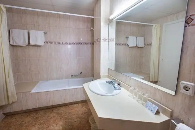 Habitación cuádruple con balcón