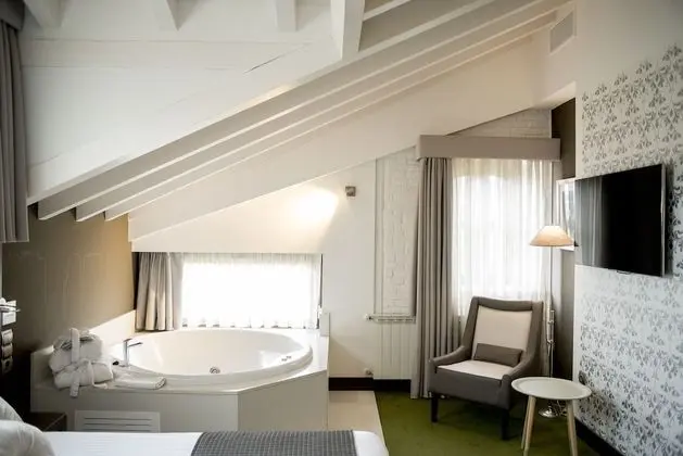 Junior Süit, Jakuzi