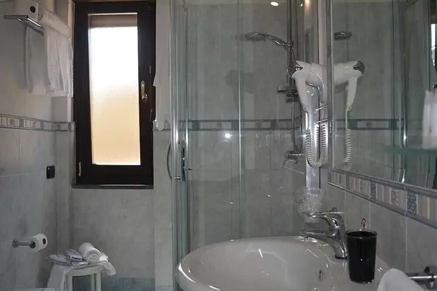 Üç Kişilik Oda