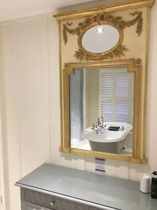 Luxury Tek Büyük Yataklı Oda, Banyolu/Duşlu (Brunyee)