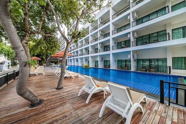 Deluxe Pool Access