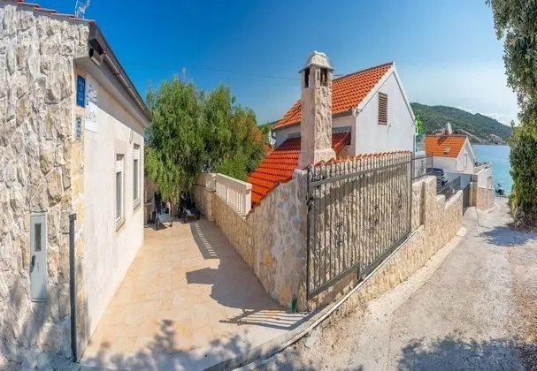 Ev (Cosy Home - 50 m from beach - H(4+1))
