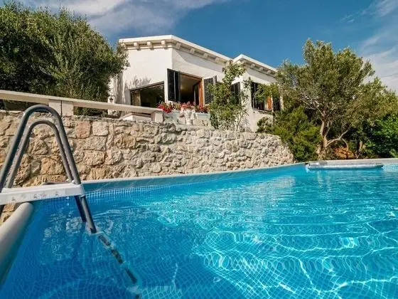 Ev (One bedroom Holiday Home with pool an)
