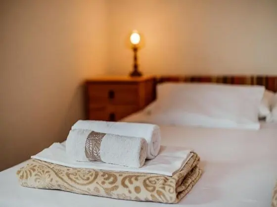 Ev (One bedroom Holiday Home with pool an)