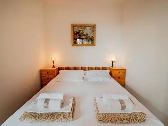 Ev (One bedroom Holiday Home with pool an)