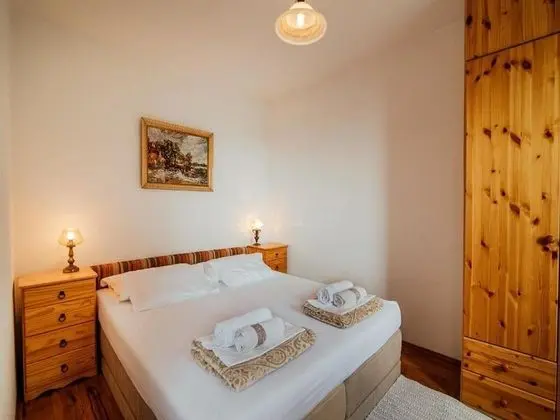 Ev (One bedroom Holiday Home with pool an)