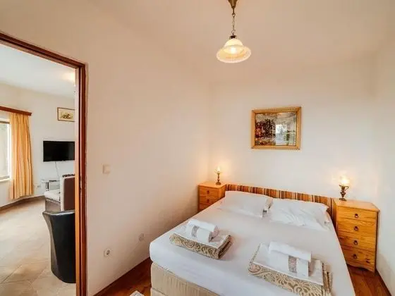 Ev (One bedroom Holiday Home with pool an)