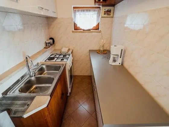 Ev (One bedroom Holiday Home with pool an)