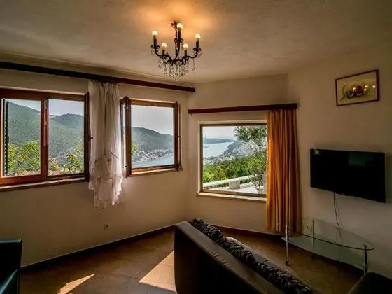 Ev (One bedroom Holiday Home with pool an)