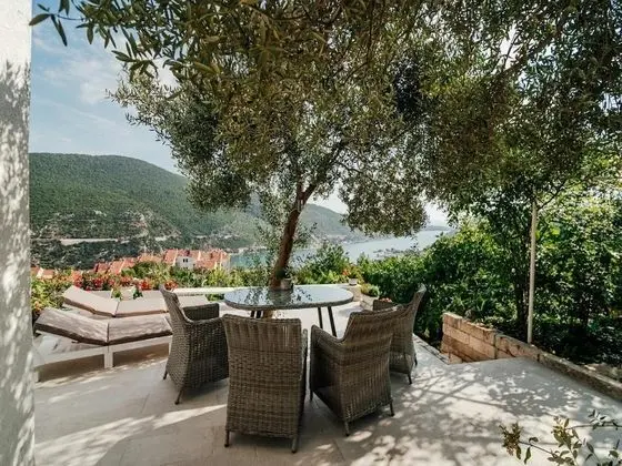 Ev (One bedroom Holiday Home with pool an)