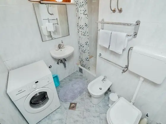 Ev (One bedroom Holiday Home with pool an)