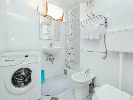 Ev (One bedroom Holiday Home with pool an)