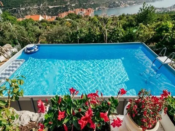 Ev (One bedroom Holiday Home with pool an)