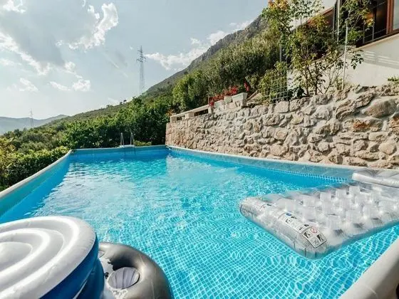 Ev (One bedroom Holiday Home with pool an)