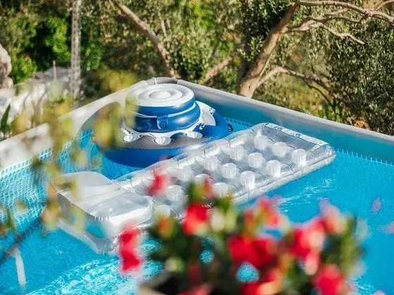 Ev (One bedroom Holiday Home with pool an)