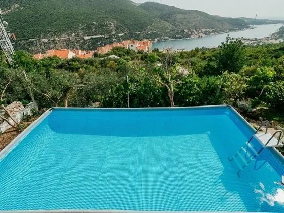 Ev (One bedroom Holiday Home with pool an)