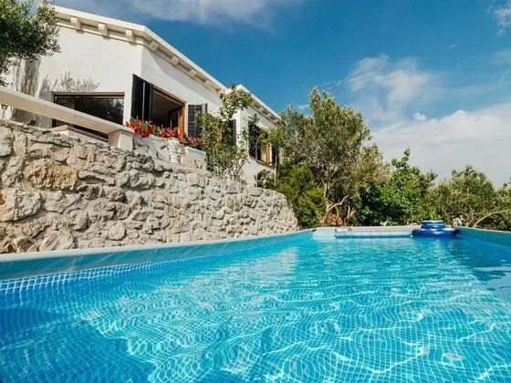 Ev (One bedroom Holiday Home with pool an)