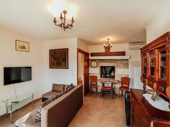 Ev (One bedroom Holiday Home with pool an)