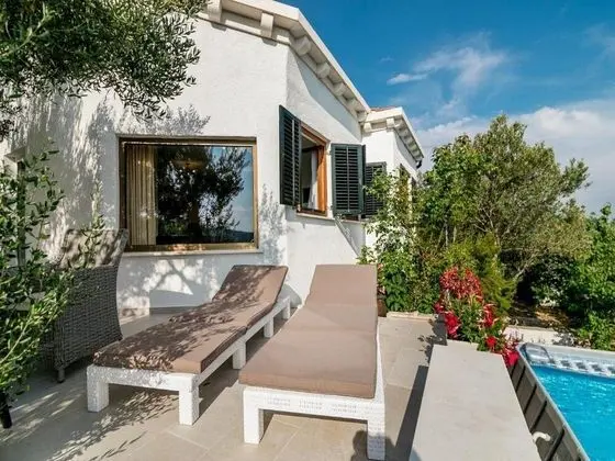 Ev (One bedroom Holiday Home with pool an)