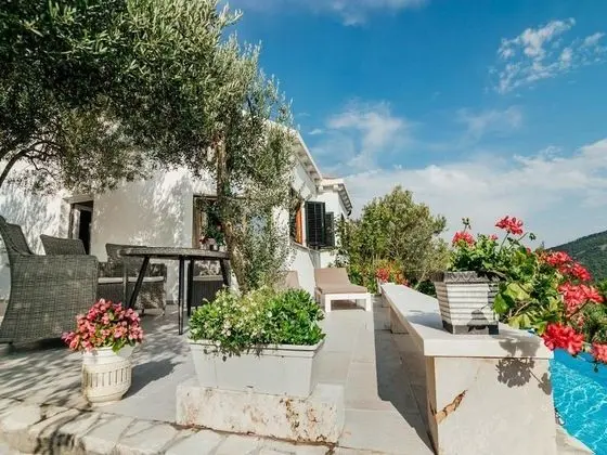 Ev (One bedroom Holiday Home with pool an)