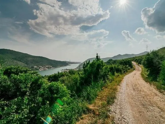 Ev (One bedroom Holiday Home with pool an)