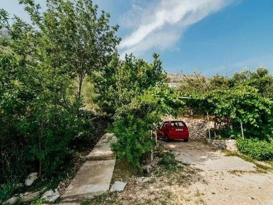 Ev (One bedroom Holiday Home with pool an)