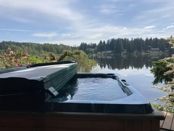 Süit, 1 Yatak Odası, Sıcak Su Havuzu, Göl Manzaralı (Lakeside Bedroom Suite)