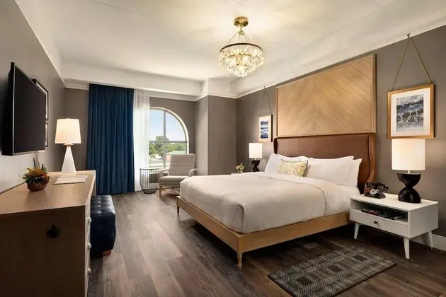 Oda, 1 En Büyük (King) Boy Yatak (Mobility Accessible, Transfer Shower)