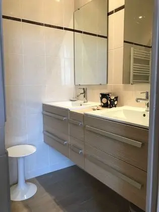 Tek Büyük Yataklı Oda (La Sagne)