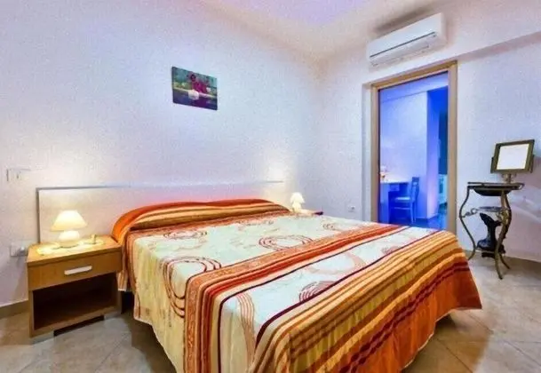 Tek Büyük Yataklı Oda (Girasole)