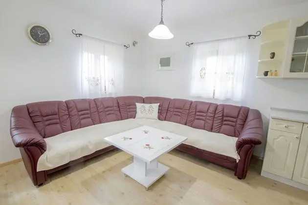 Kır Evi (Country House Srček with  Vineyard V)