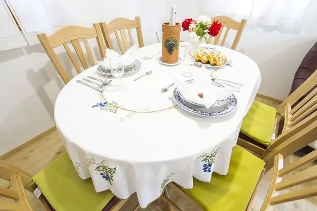 Kır Evi (Country House Srček with  Vineyard V)