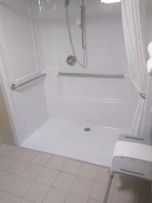 Oda, 1 Büyük (Queen) Boy Yatak, Engellilere Uygun, Sigara İçilmez (Roll-in Shower)