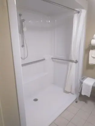 Oda, 1 Büyük (Queen) Boy Yatak, Engellilere Uygun, Sigara İçilmez (Roll-in Shower)