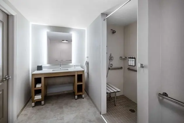 Süit, 1 Yatak Odası, Engellilere Uygun, Mutfak (Roll-In Shower)