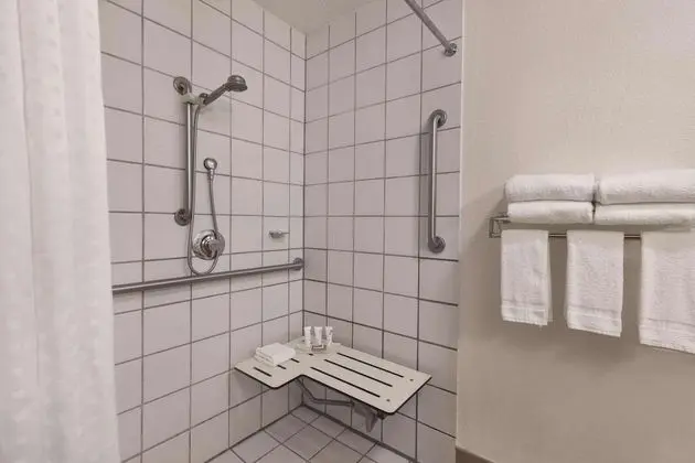 Oda, 2 Büyük (Queen) Boy Yatak, Engellilere Uygun, Sigara İçilmez (Rollin Shower)