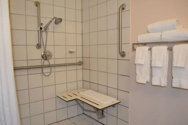 Oda, 2 Büyük (Queen) Boy Yatak, Engellilere Uygun, Sigara İçilmez (Rollin Shower)
