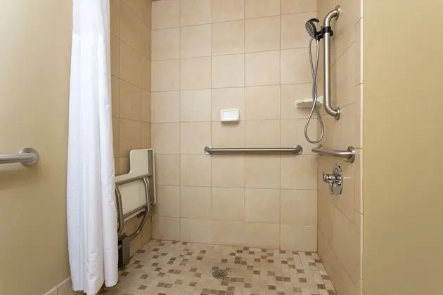 Oda, 2 Büyük (Queen) Boy Yatak, Engellilere Uygun, Sigara İçilmez (Roll-in Shower)