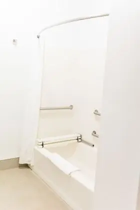 Oda, 1 En Büyük (King) Boy Yatak, Engellilere Uygun, Sigara İçilmez (Roll-in Shower)