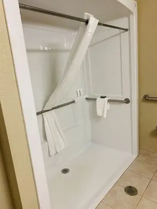 Oda, 2 Büyük (Queen) Boy Yatak, Engellilere Uygun, Sigara İçilmez (Roll-in Shower)