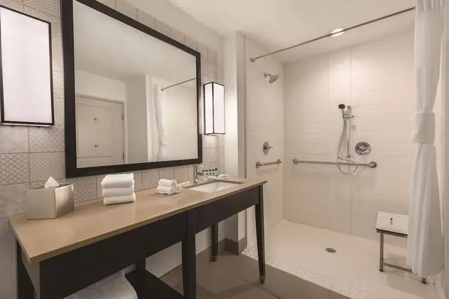 Oda, 1 En Büyük (King) Boy Yatak, Engellilere Uygun, Sigara İçilmez (Roll-in Shower)