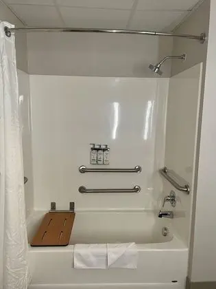 Standard Oda, 1 En Büyük (King) Boy Yatak, Engellilere Uygun (Mobility, Access Tub)