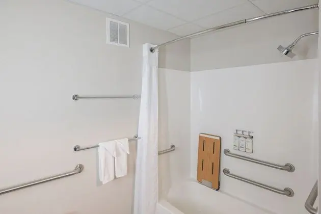 Standard Oda, 1 En Büyük (King) Boy Yatak, Engellilere Uygun (Mobility, Access Tub)